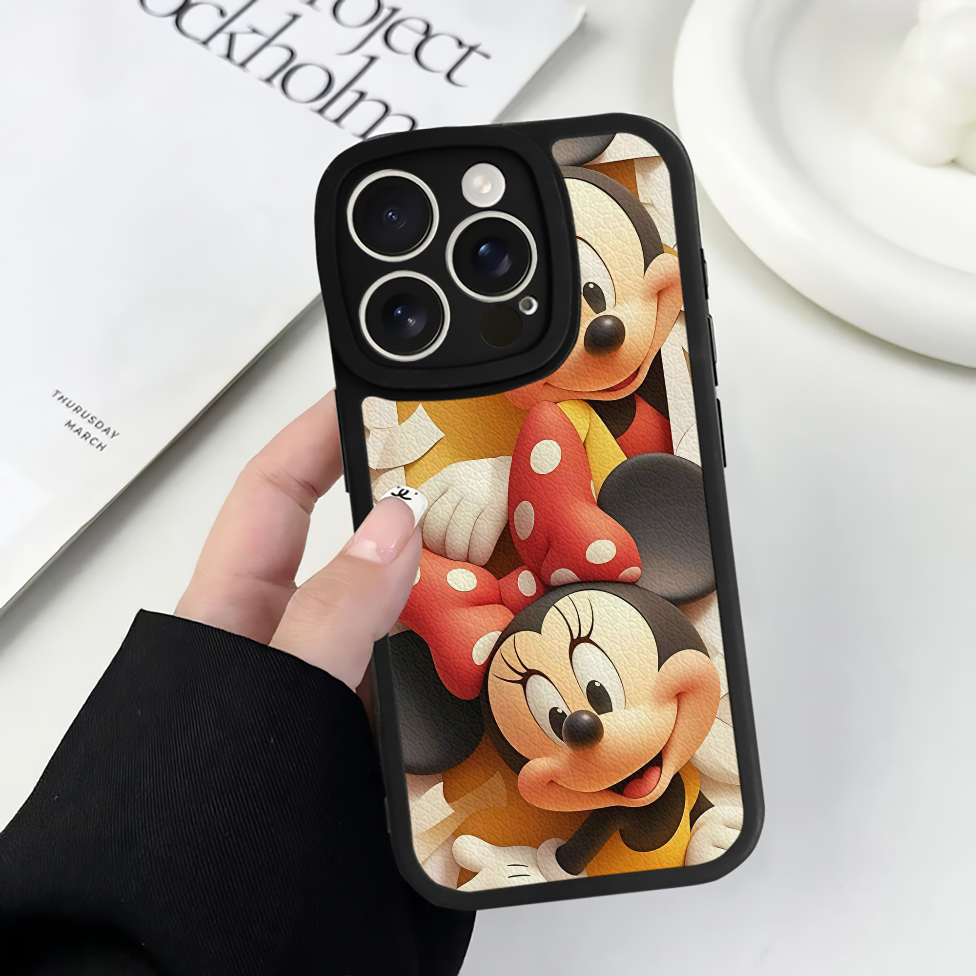 （画像用） ミッキーマウス Mickey Mouse 【iPhone 16シリーズ対応】シリコンスマホケース（レザー調） 材質：シリコン